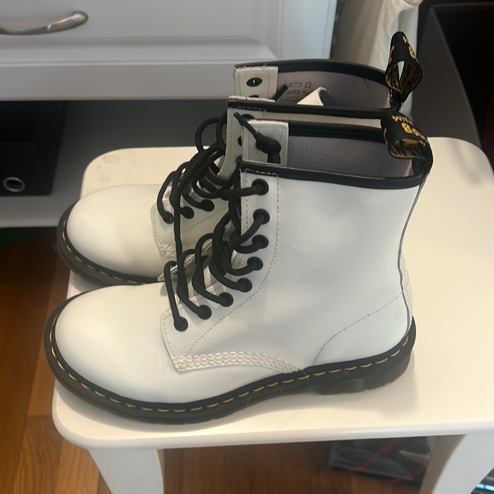 WHITE DOC MARTENS